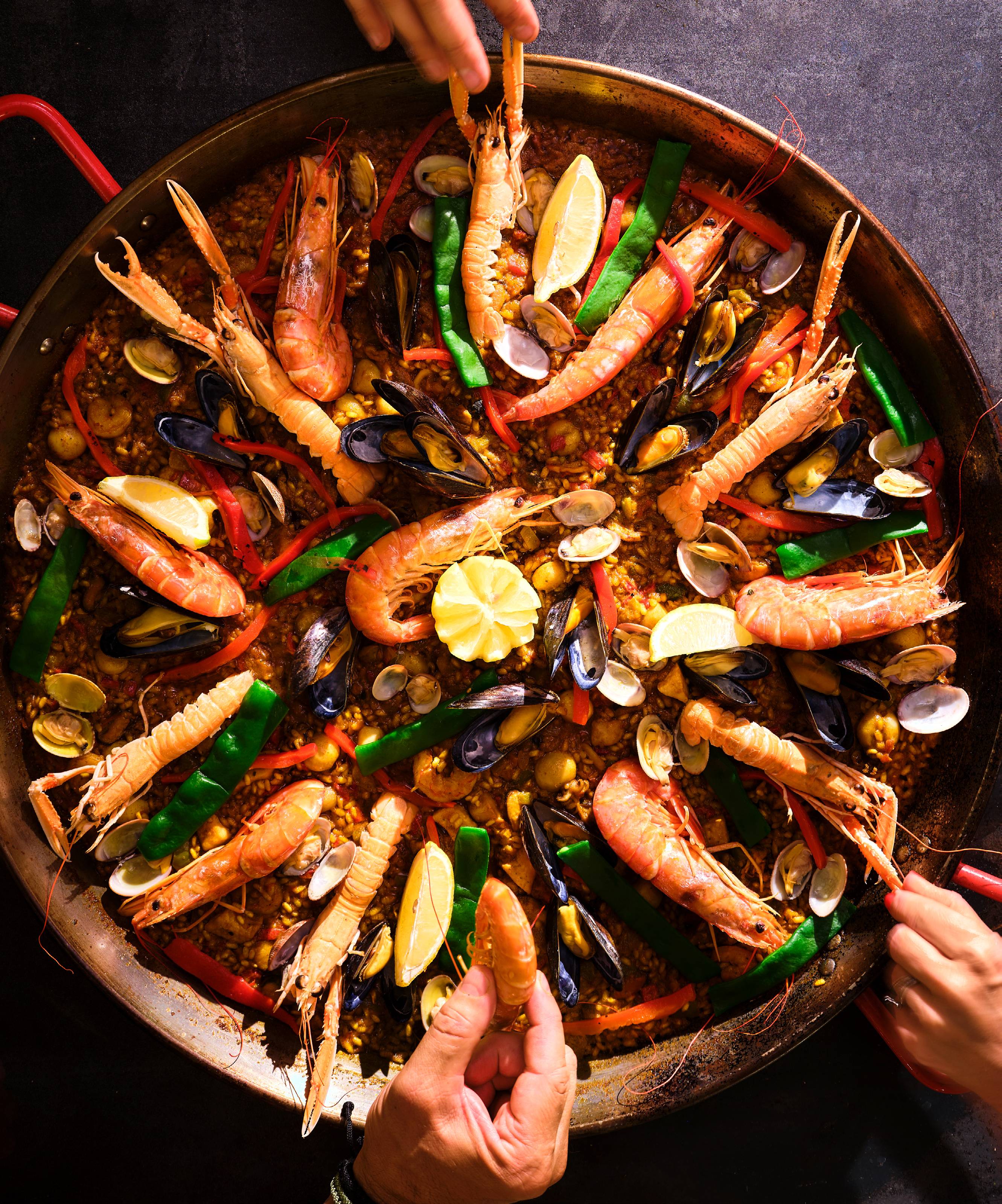 Paella Marisco mit Garnelen, Muscheln, Paprika und Zitrone