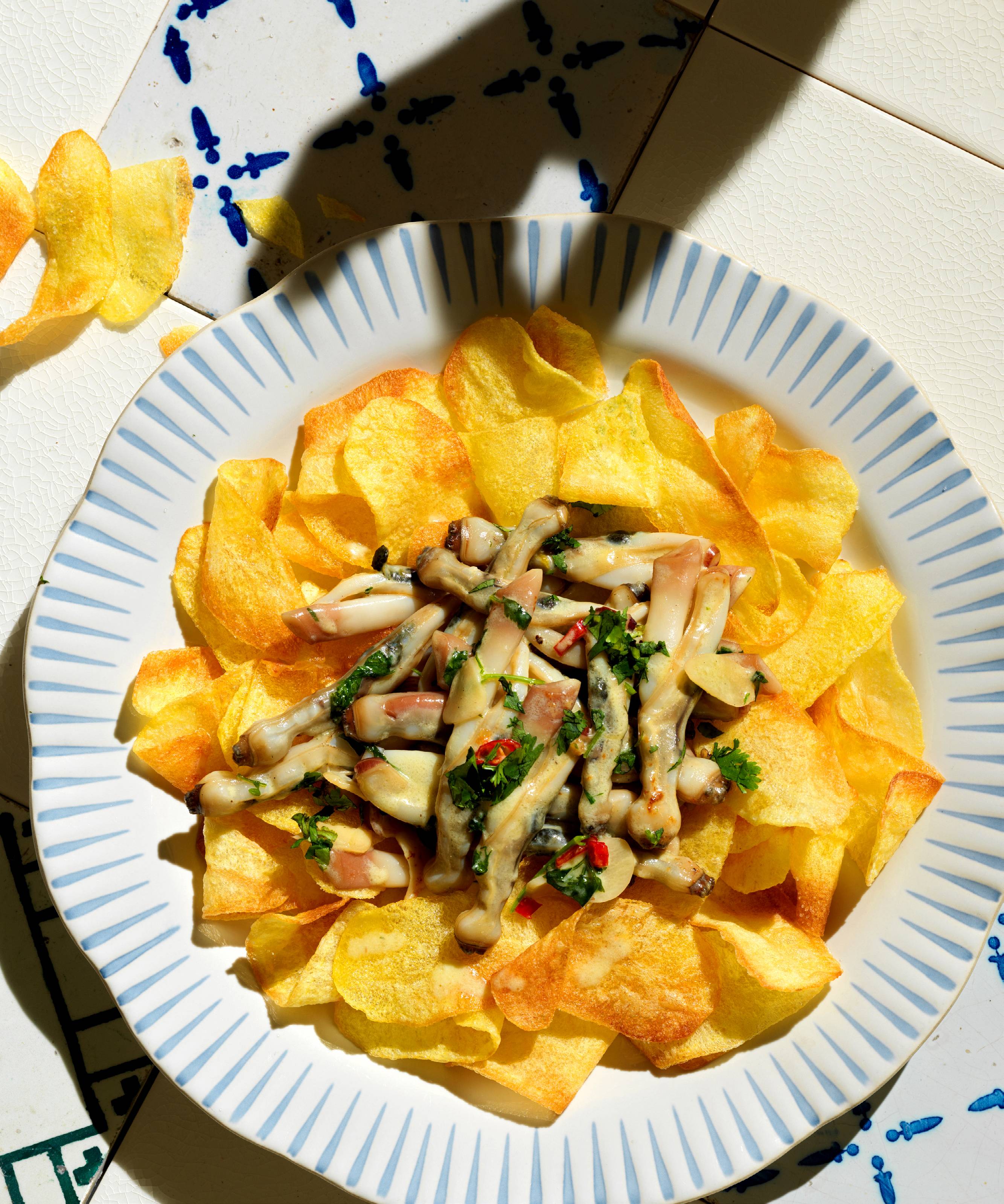 Schwertmuscheln Comporta-Style auf knusprigen Kartoffelchips